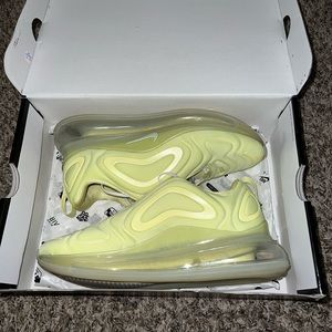 Women’s size 9 vapor max